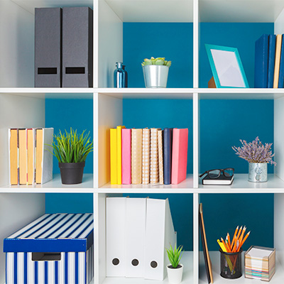 Nos home office em pequenos espaços, nichos ajudam a criar o espaço de trabalho