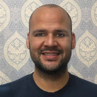 Allan Lemos em frente a papel de parede