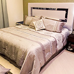 Quarto com cama de cabeceira com detalhe em inox