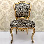 Cadeira com detalhes dourados