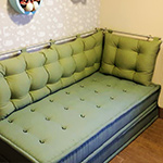 Quarto infantil com sofá verde